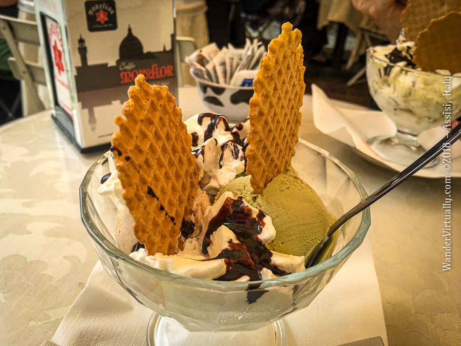 Vanilla e Pistacchio Gelato @ Cafe Il Duomo in Assisi, Italy.